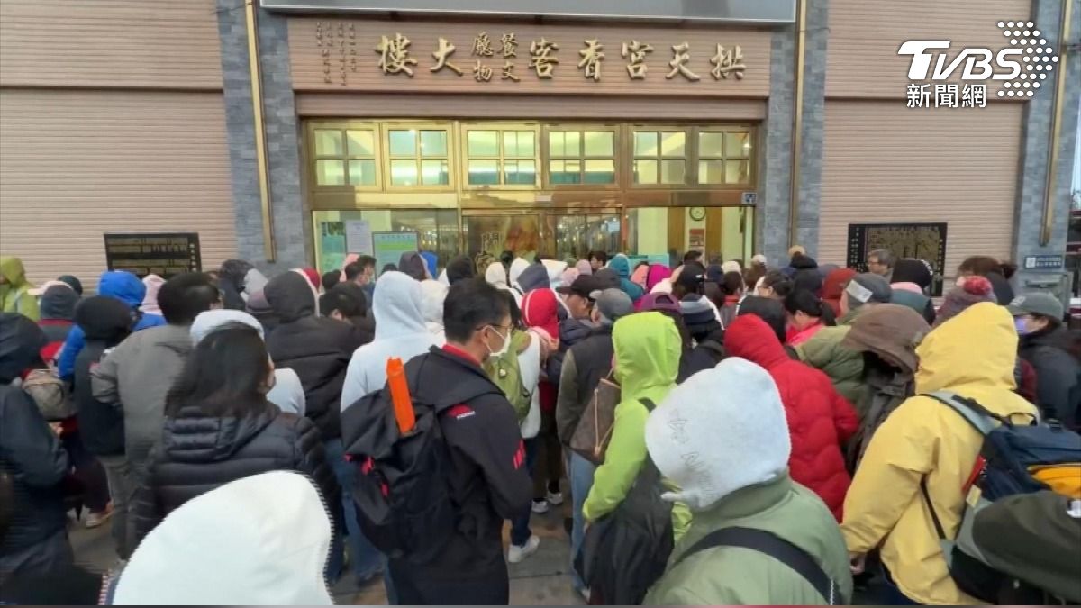 數百信眾凌晨搶排白沙屯媽祖「斗燈抽籤登記」 澎湖信眾搭機趕來。(圖/TVBS)