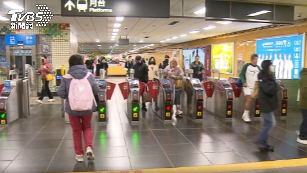 禁戴防毒面罩、頭盔! 北捷:勸導無效拒載。(圖/TVBS)