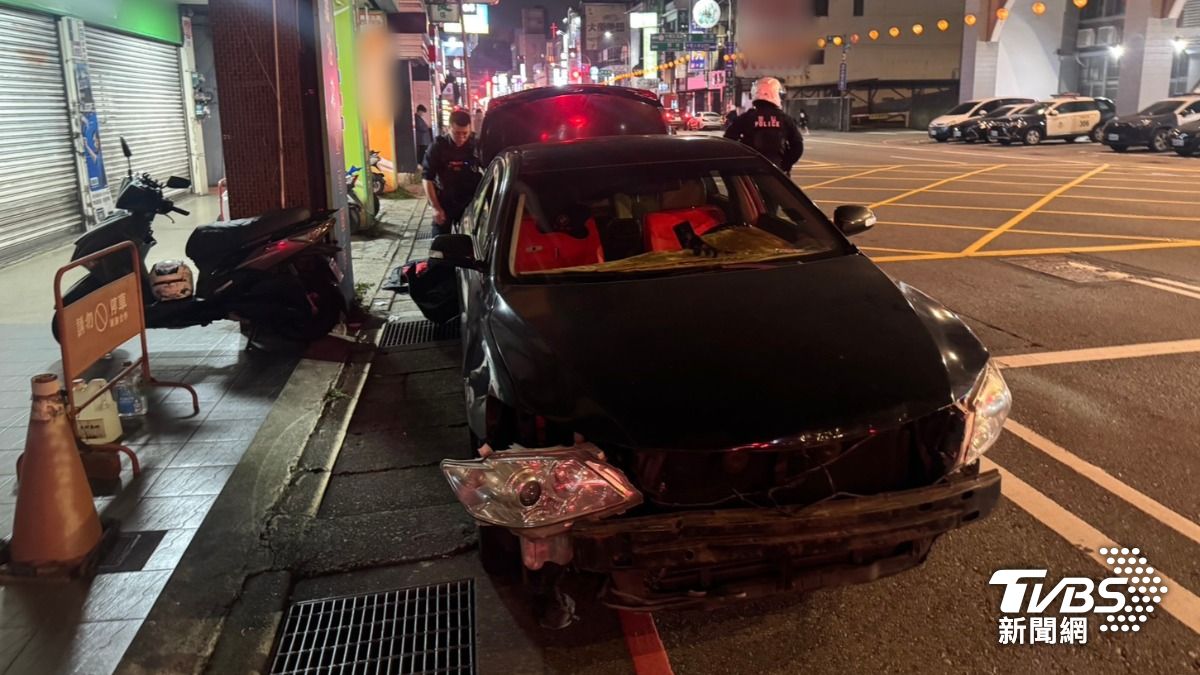 嫌犯不只毒駕車上還載毒,心虛逃逸衝撞警車遭圍捕。(圖/TVBS)