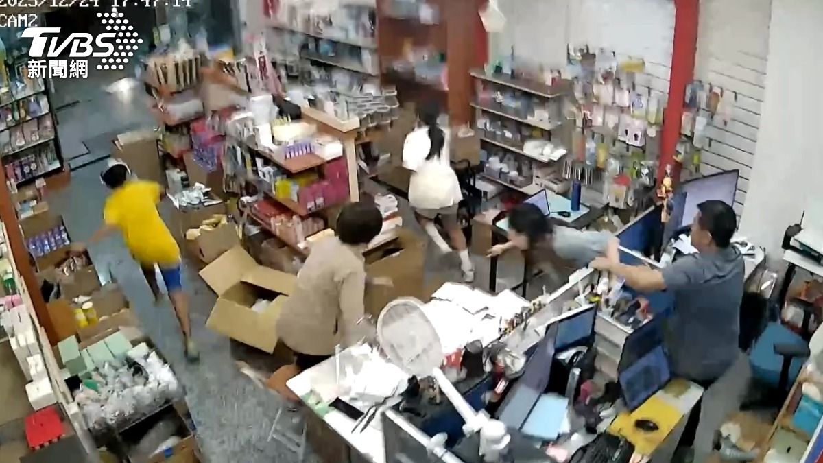 台東24號發生6.1規模強震，店內民眾急忙往外跑。（圖／翻攝Threads_chiahsiang1013，mi_jiang831提供）