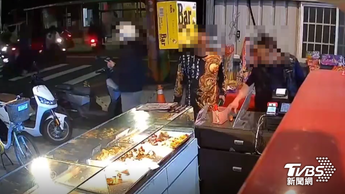 穿花上衣的男子拿刀衝進炸物店，老闆趕緊把刀拿走。（圖／TVBS）