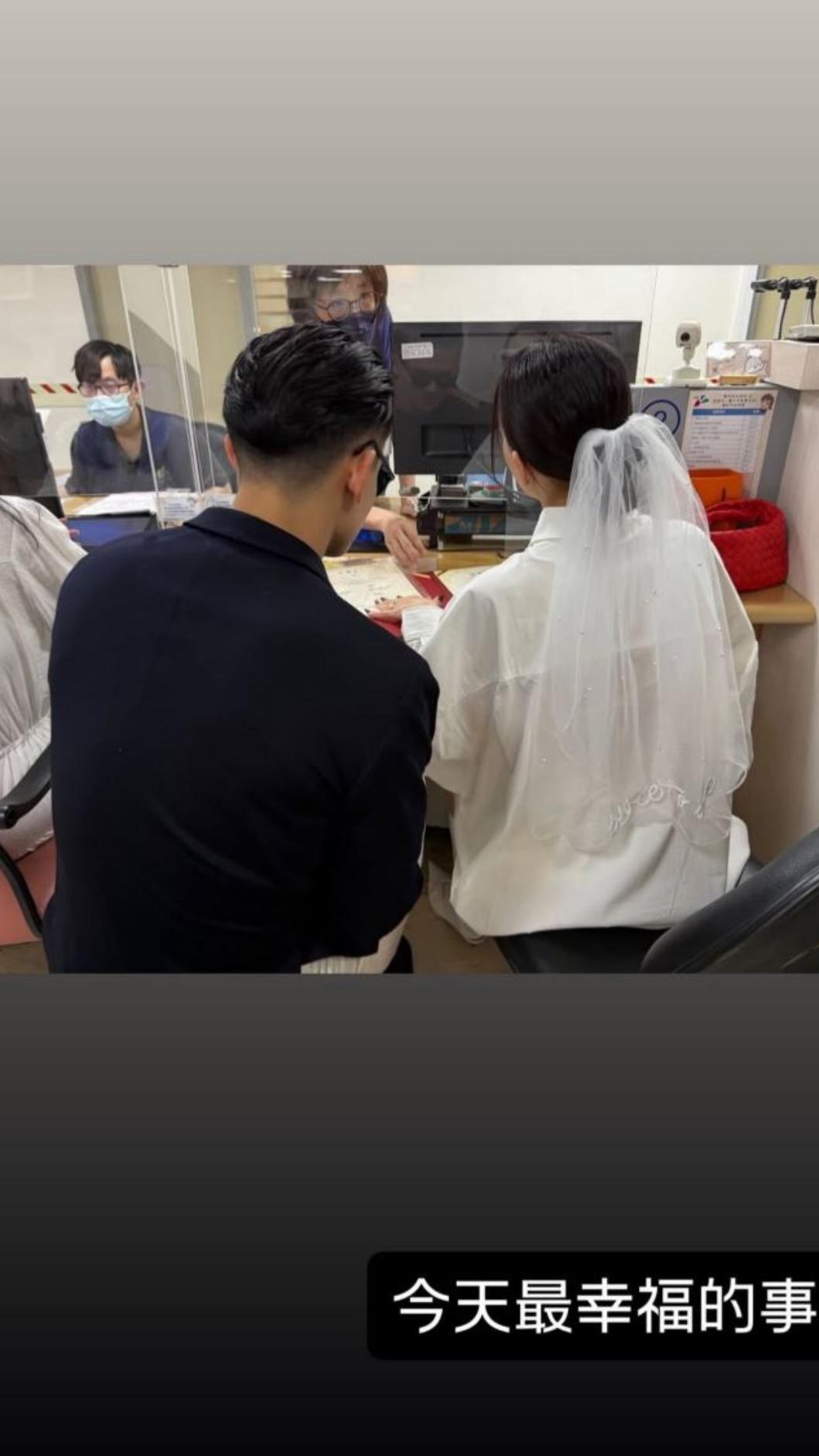 王柏傑今突PO出一張結婚登記照。(圖/翻攝自IG)