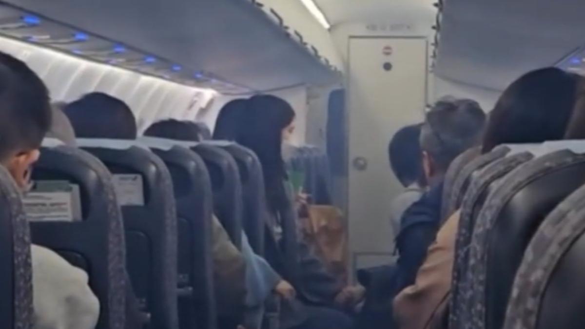 立榮航空24號飛往澎湖的班機,許多旅客表示,滑行時有怪味還有煙霧。(圖/民眾提供)
