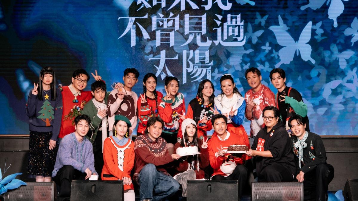 後排左起：編劇林欣慧、譚善謙、黃禮豐、謝章穎、江齊、李沐、程予希、陳孝萱、江宏恩、石知田；下排左起：張洛偍、製作人麻怡婷、導演蔣繼正、柯佳嬿、曾敬驊、編導簡奇峯、姚淳耀。（圖／Netflix提供） 