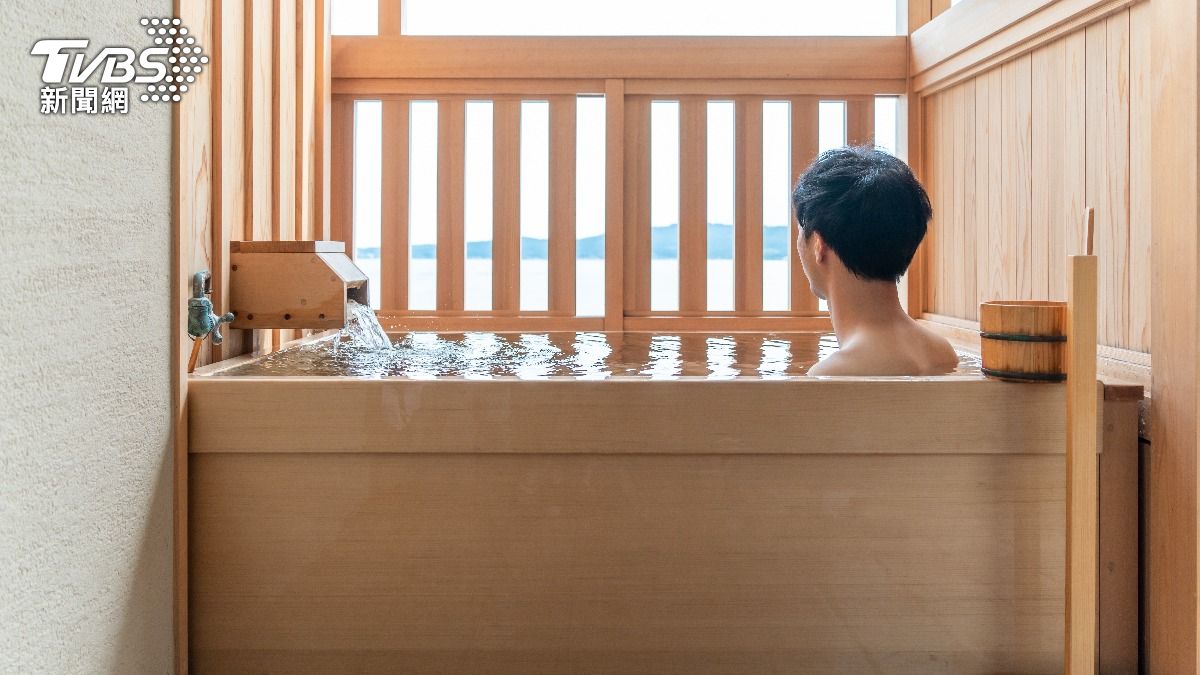 日本獨特的泡澡文化會習慣將身體完全浸泡至肩膀高度。(示意圖/達志影像shutterstock)