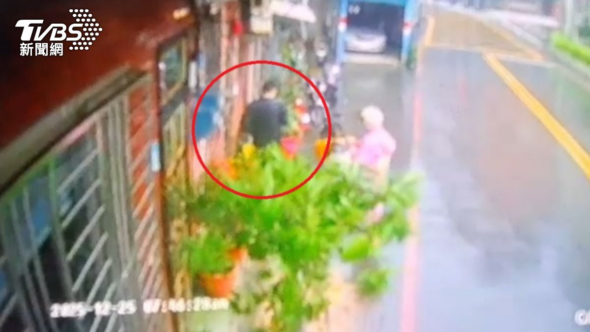 傷者自己走出來求救監視器畫面。(圖/TVBS)