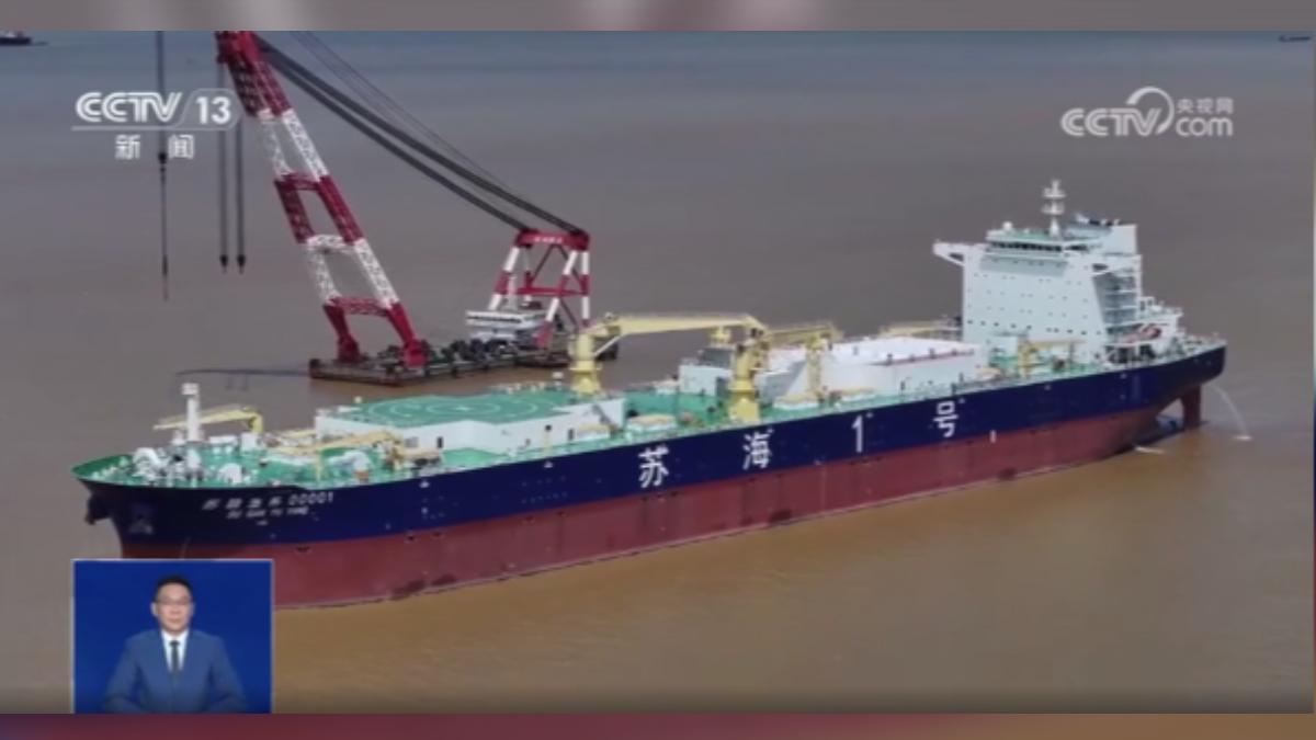 中國大陸打造全球第一艘,可在海上移動的鮭魚養殖船「蘇海一號」,它的排水量相當於兩艘中型航艦。(圖/大陸央視)