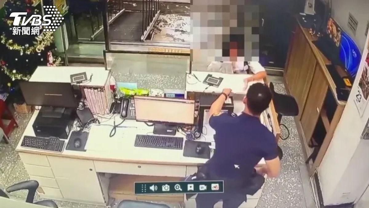 市民走進派出所送親寫卡片。（圖／TVBS）