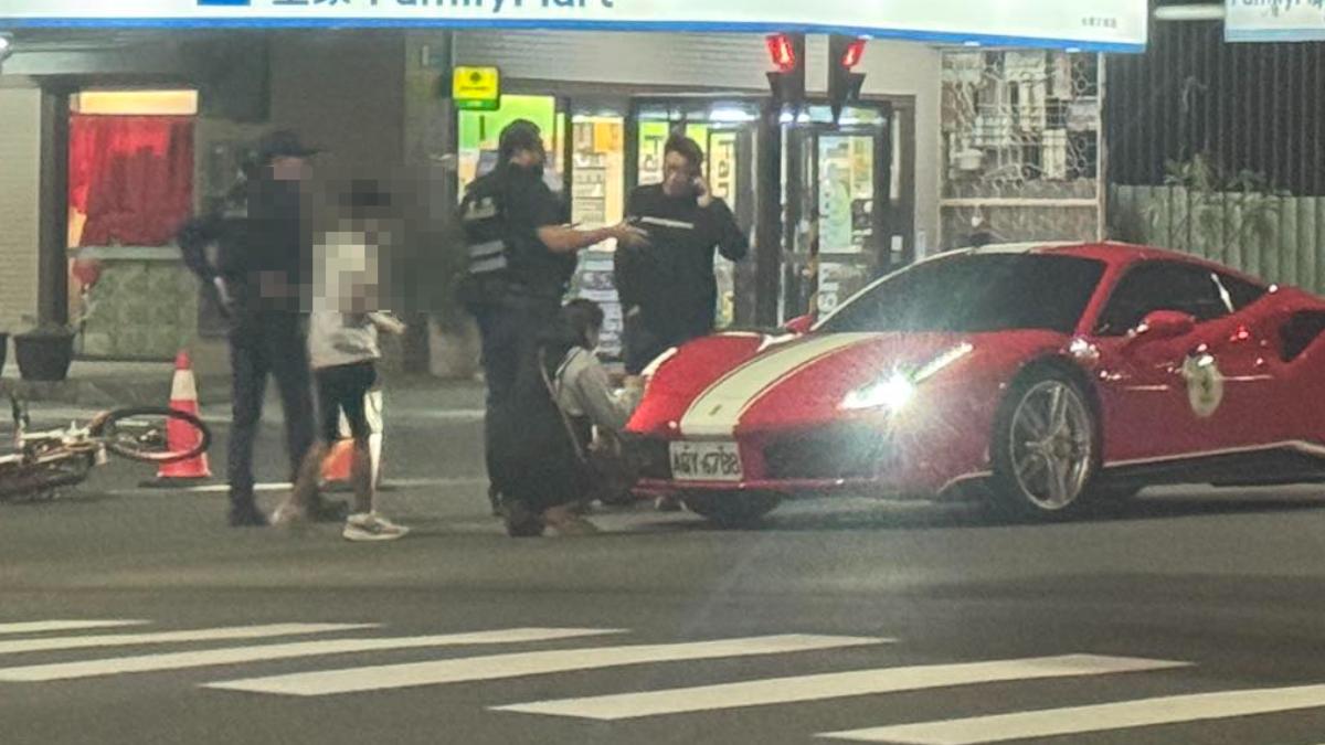 學生騎Ubike撞「行走豪宅」2千萬法拉利　網嘆：吃力了