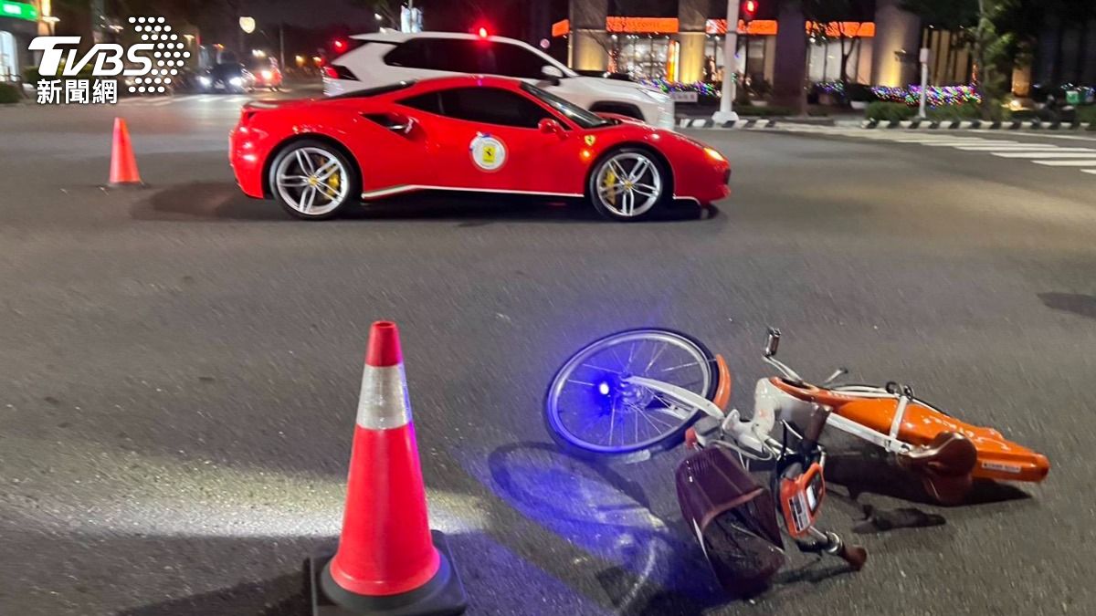 Ubike與法拉利發生碰撞。（圖／TVBS）