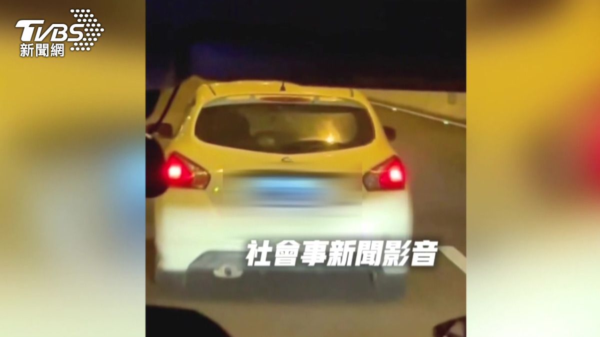 國一匝道突停攔車 男狂開後車門嗆「來吵架」。(圖/畫面翻攝 社會事新聞影音)