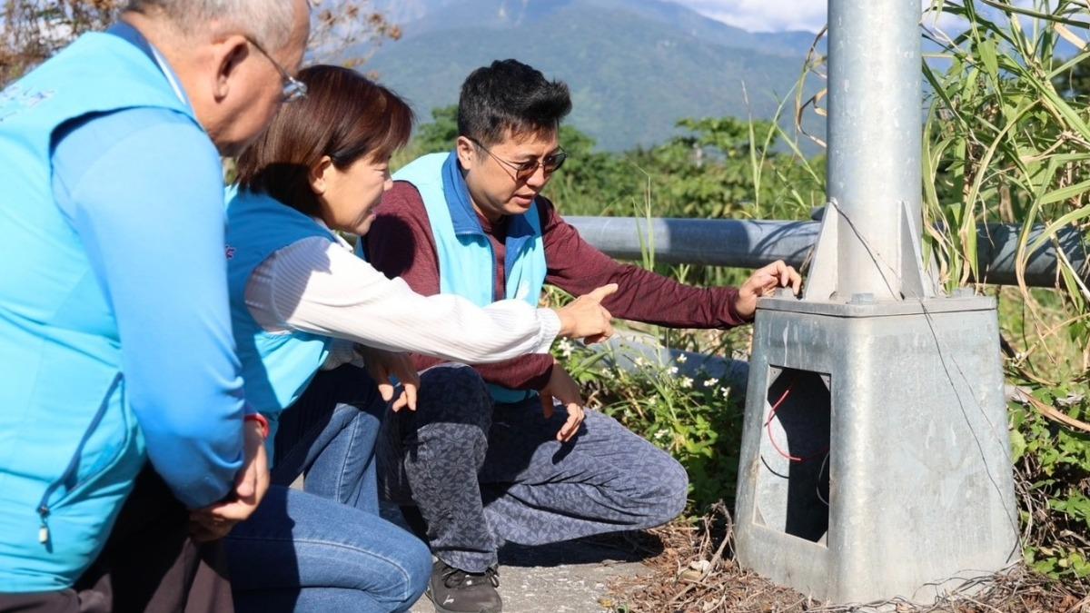 吉安鄉鄉長游淑貞(中)勘查偷竊現場。(圖/翻攝自吉安鄉公所臉書)