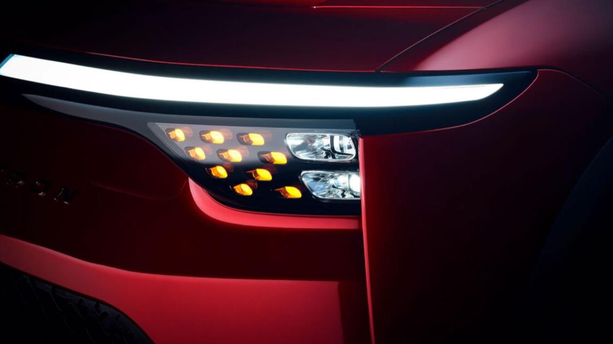 車頭LED光帶、LED頭燈與像素畫方向燈為Bria全車系標配。（圖／Foxtron提供）