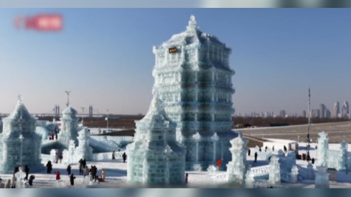 哈爾濱冰雪大世界占地面積120萬平方公尺,相當於168座標準足球場,用冰用雪量突破40萬立方公尺,規模創歷屆之最。(圖/大陸央視)