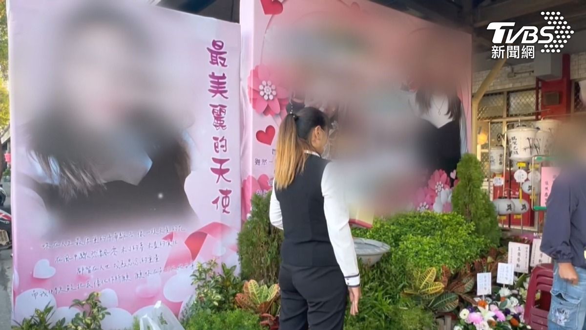 台南遭酒駕車輛撞擊身亡的女清潔員,今日舉行告別式,靈堂背板上寫著「最美麗的天使」,令人感到不捨。(圖/TVBS)