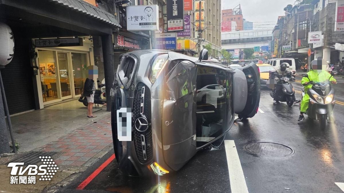板橋女駕賓士恍神!猛撞翻車 變電箱「被鏟起」