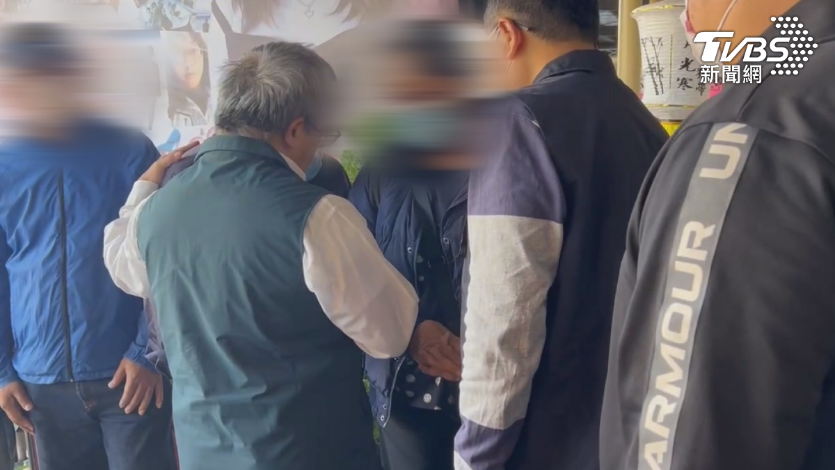 台南市環保局長親自帶領同仁出席告別式,並表示將努力為死者家屬爭取120萬元的濟助金。(圖/TVBS)