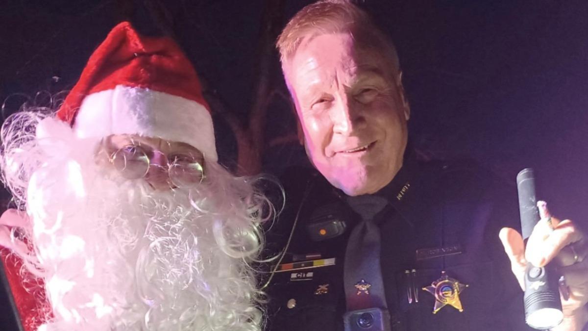 副警長在盤查最後與聖誕老人合影。（圖／翻攝臉書@Fulton County Ohio Sheriff）