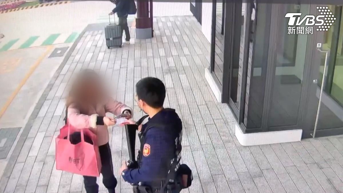在台南永康轉運站,一名女高中生向駐守員警遞上卡片致謝,為緊張的社會氛圍帶來一絲溫暖。(圖/TVBS)