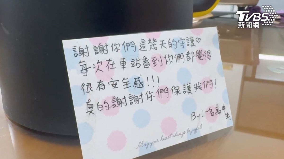 員警表示這個小小的舉動讓他瞬間忘卻疲勞,更有動力繼續保護大家。(圖/TVBS)