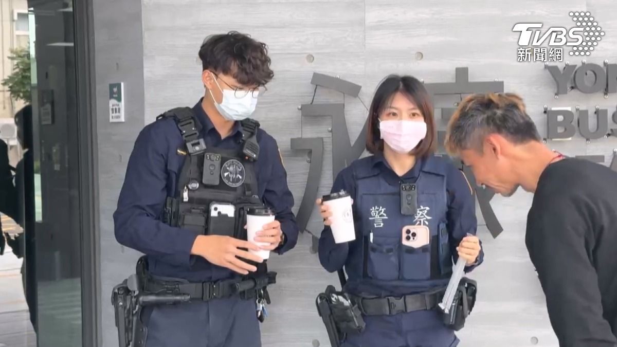 攤商送上熱咖啡給值勤的員警,讓他們在寒風中能夠暖胃又暖心。(圖/TVBS)