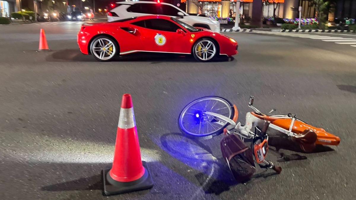 台南一名11歲小學生騎乘Ubike時,疑似未依規定進行兩段式左轉,與一輛價值千萬的法拉利超跑發生碰撞。(圖/翻攝台南大小事)