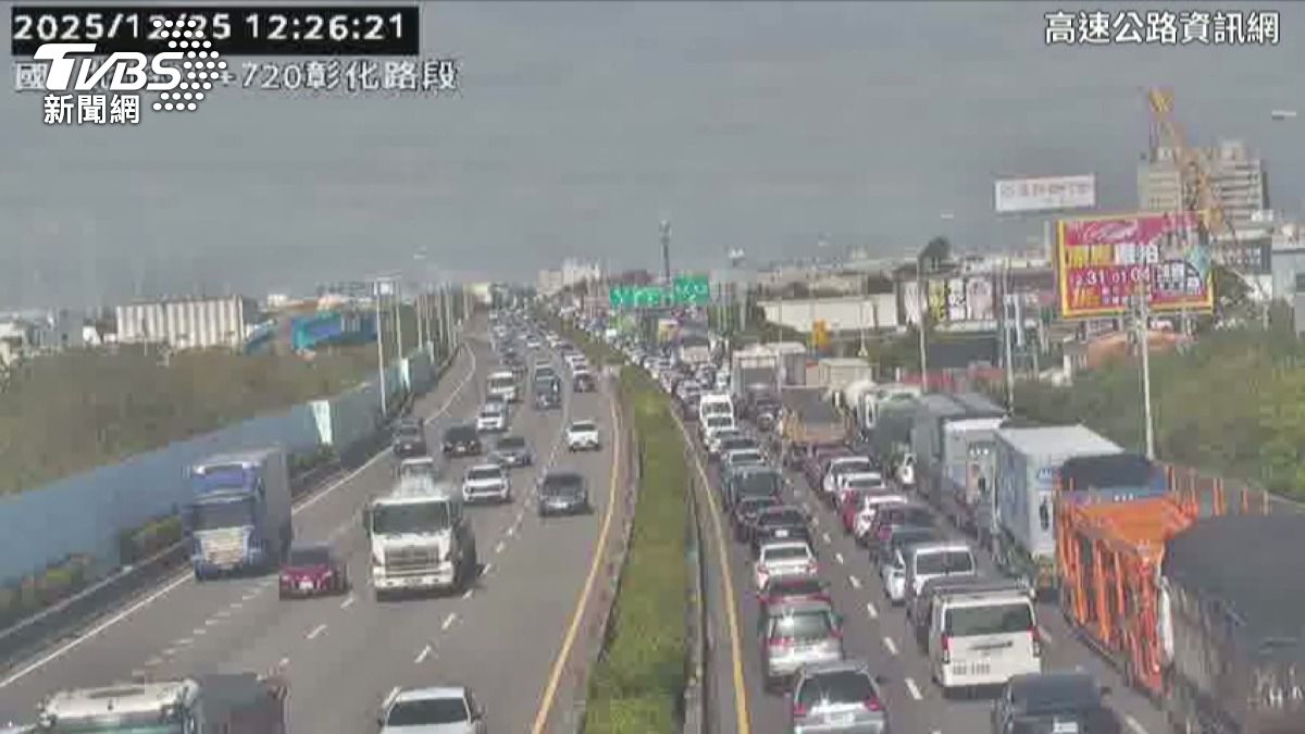 事故導致北上車道塞車長達一小時,最嚴重時塞車長度達5公里。(圖/TVBS)