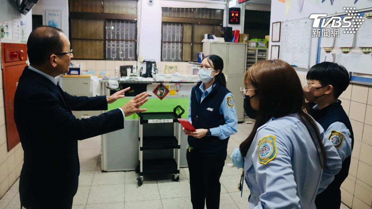矯正署長林憲銘24日平安夜前往台北看守所、台北女子看守所慰勉執勤同仁 。（圖／法務部矯正署提供）