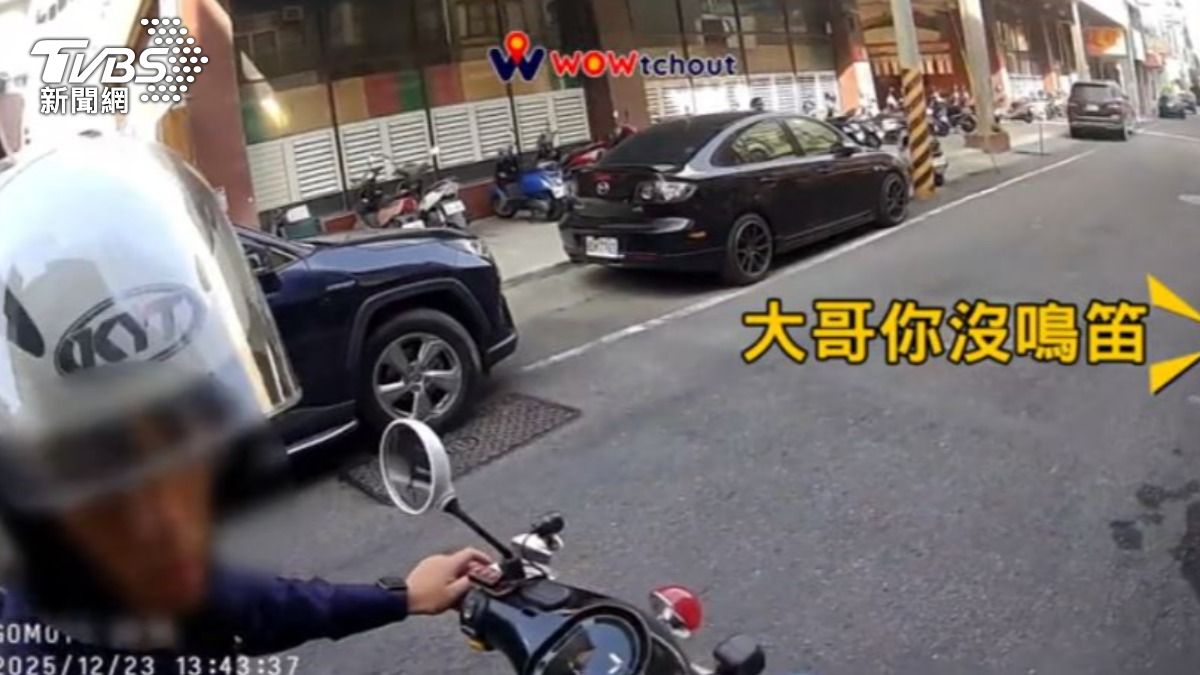 騎士追員警。(圖/WoWtchout - 地圖型行車影像分享平台YT)