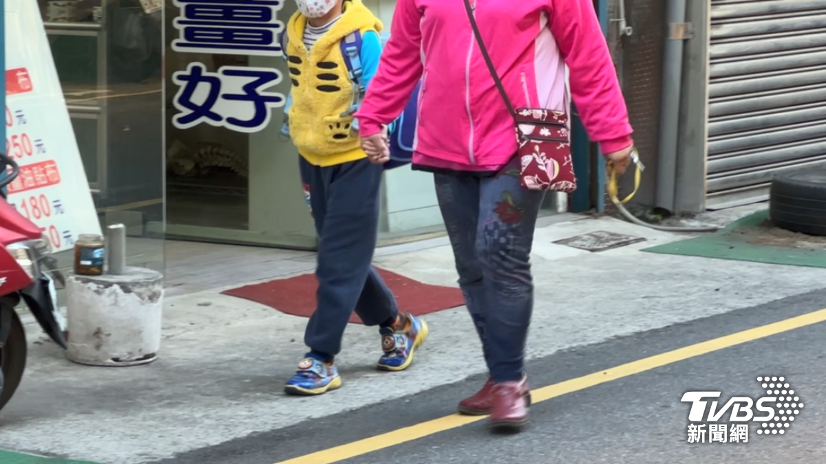 網友分享自己看到一名媽媽不責怪自己的小孩考試成績倒數，反認為她起早貪黑卻腦袋空空「很可愛」。（示意圖，非當事人／TVBS）