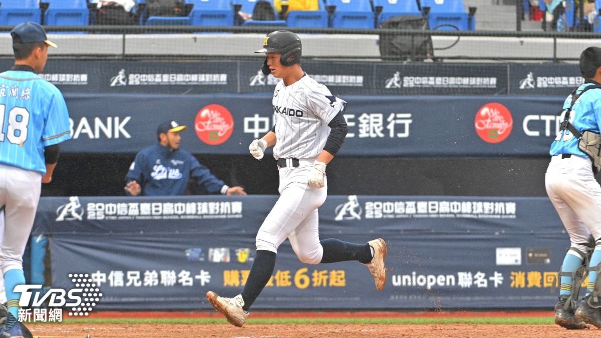 北海道聯隊vs羅東高工,球迷不畏寒冷湧入新莊體育館觀賽。(圖/胡瑞麒攝)