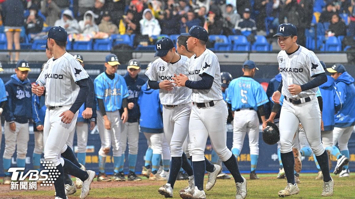 適逢大陸冷氣團影響,北海道聯隊球員也覺得很冷。(圖/胡瑞麒攝)