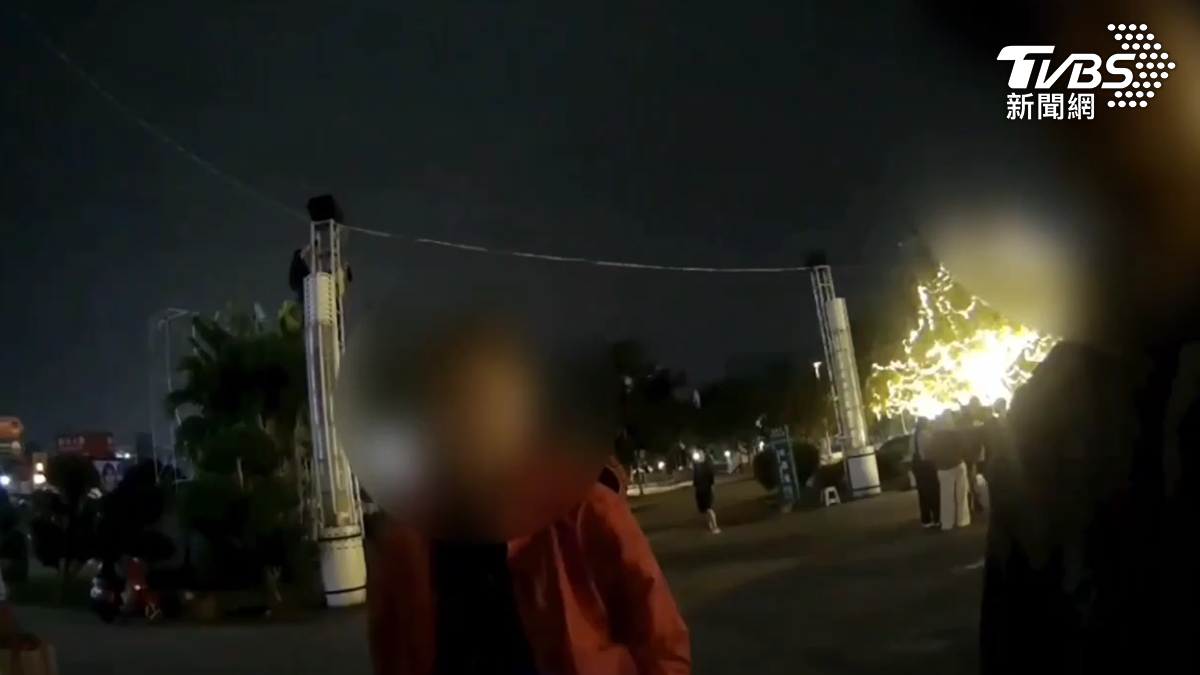 一名街頭藝人向警方表示,該名金髮男子長期在活動中專挑女生拍照並進行騷擾,已有許多人受害。(圖/TVBS)