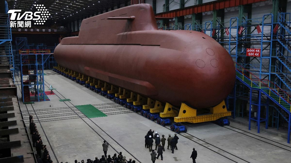 美國確定將協助南韓打造核潛艦後,北韓領導人金正恩不甘示弱也視察自家8700噸級核潛艦建造工程。(圖/達志影像美聯社)