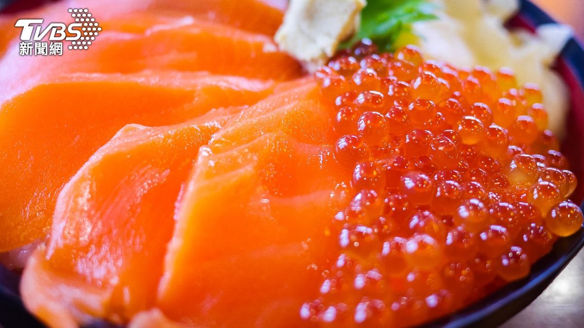 今年秋季北海道鮭魚漁獲量歉收，導致鮭魚卵價格上漲。（圖／Shutterstock達志影像）
