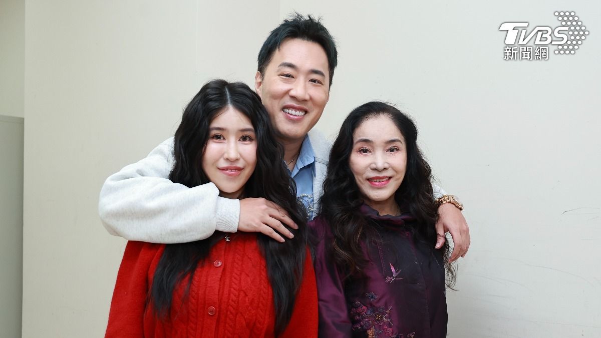 柔柔(左起)、余祥銓、李亞萍登上TVBS《11點熱吵店》錄影。(圖/黃誠碩攝)