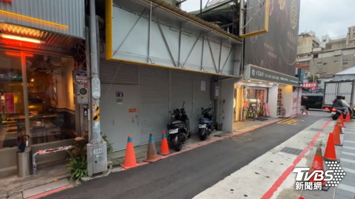 台北萬華區漢口街二段,有間豆漿店倒閉後散發惡臭,讓開在一旁的店家簡直快崩潰。(圖/TVBS)