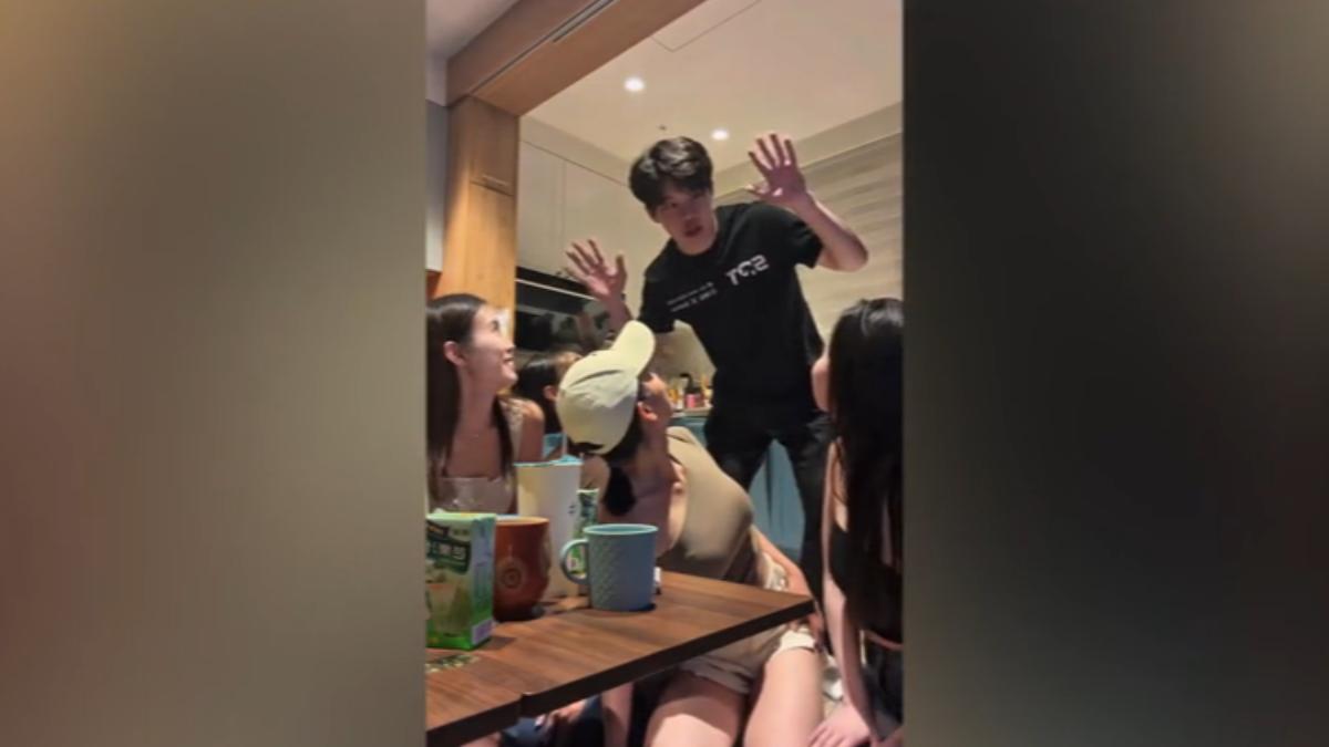 網路掀起「心動挑戰」,網傳若一群人同時轉頭望向一個人時,那一個人先看的對象,很有可能是對他有意思。(圖/白菜Diva@diva_sing_dance授權)