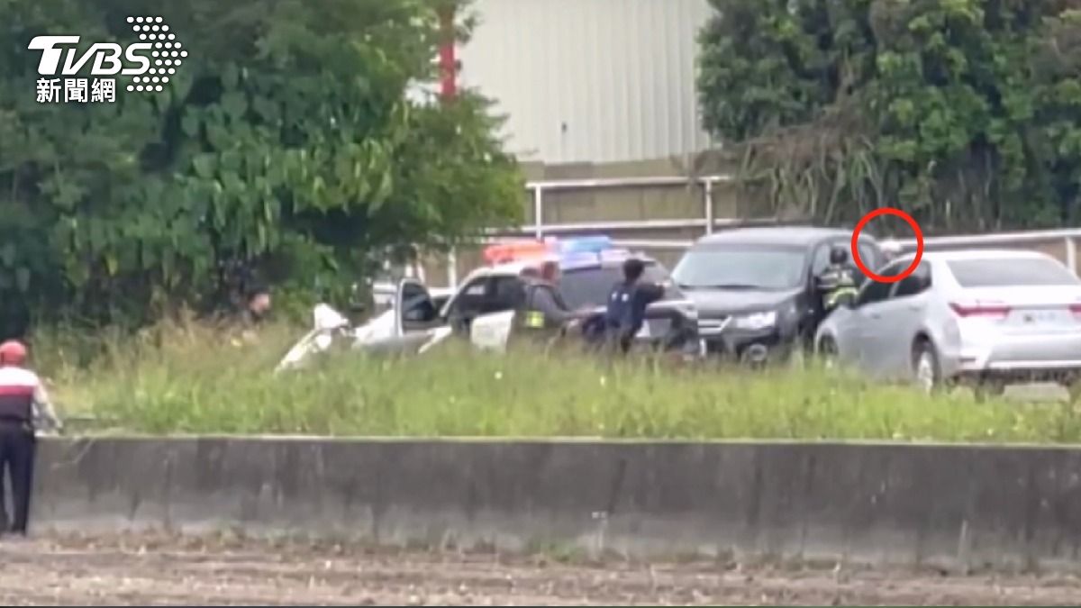 「持槍通緝犯」林內遭警方圍捕 警開10槍壓制 目擊民眾像拍電影。(圖/TVBS)