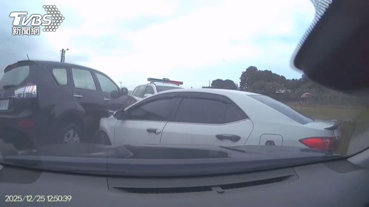 林內街頭槍聲大作!警方包圍假車牌車 通緝犯持槍狂逃被制伏。(圖/TVBS)