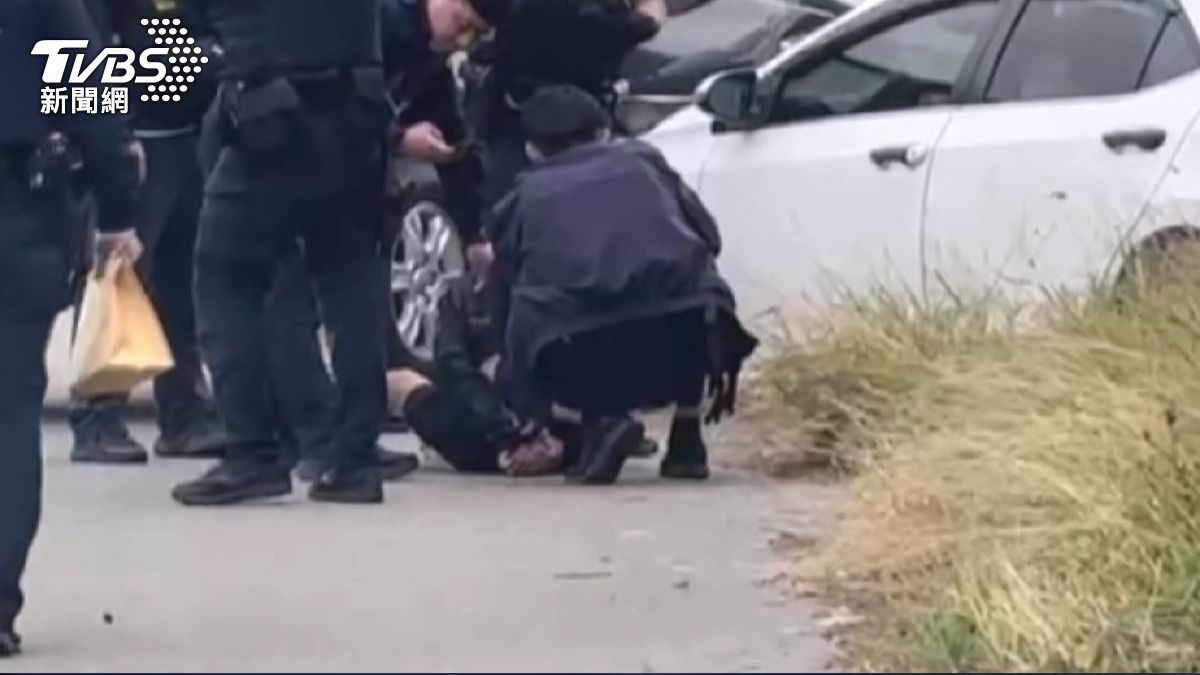 10通緝犯拒捕持槍 警連開10槍逮人。(圖/TVBS)