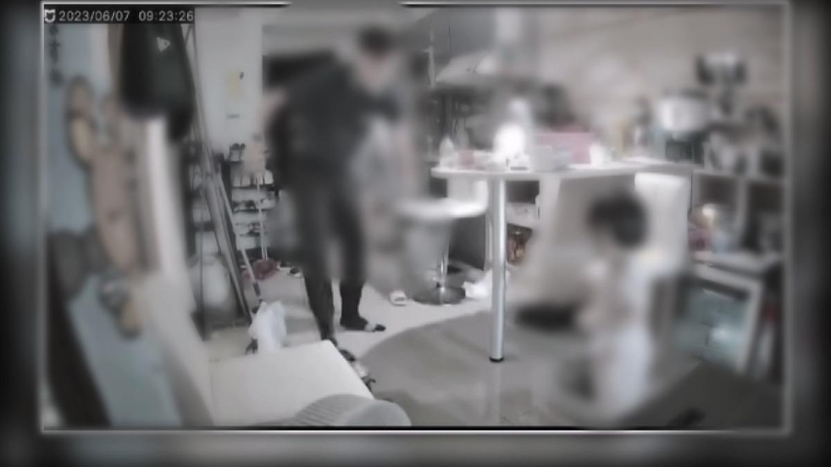 夫妻吵架竟「摔小孩」疑重組家庭母不忍了 PO出2年前家暴畫面。(圖/民眾提供)