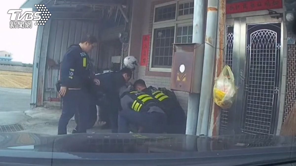 「夾心餅乾」追捕現場！10通緝犯拔槍逃　警飛撲被壓傷。(圖／TVBS)
