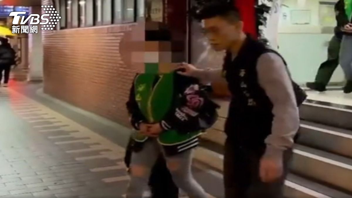 林女懷疑遭詐賭，夥同男友策畫持刀搶劫。（圖／TVBS）