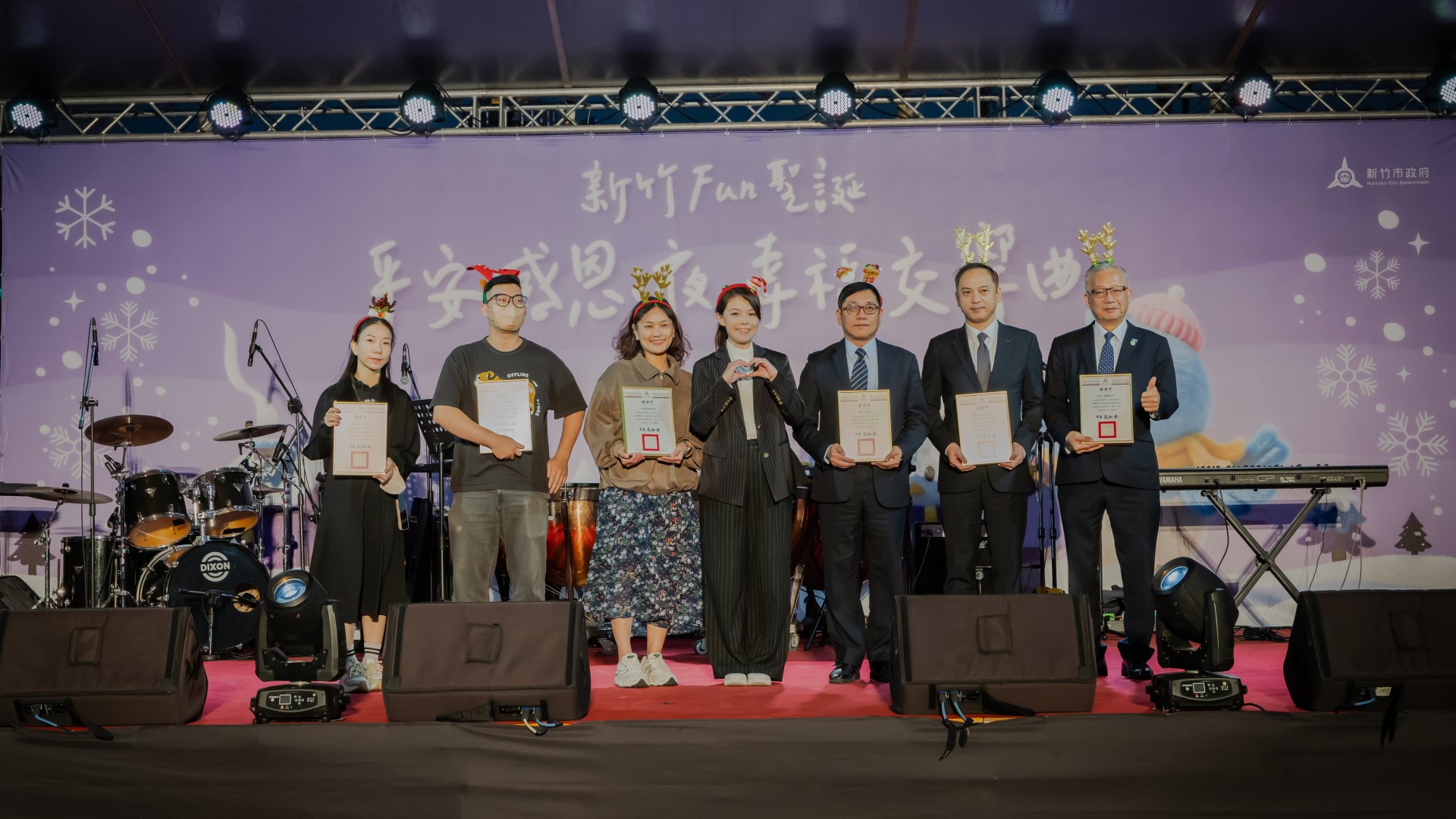 ▲市長高虹安頒發感謝狀給共同參與心願卡圓夢行動的企業。(圖片來源:新竹市政府)