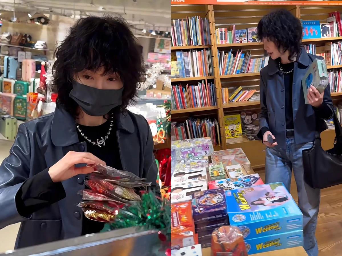 圖中張曼玉身穿深藍色風衣式剪裁皮外套,內搭黑色長袖上衣與牛仔寬褲。(圖/翻攝自小紅書@張曼玉Maggie)