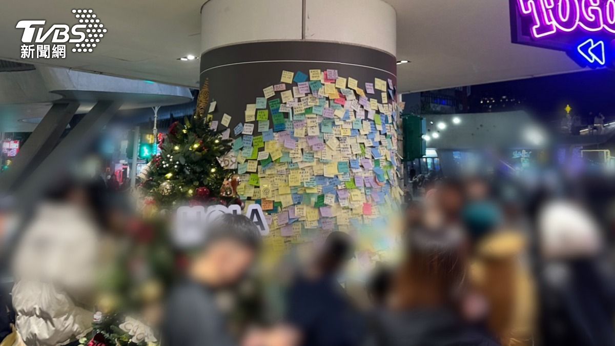 民眾寫便條紙追思死者,竟出現英文恐嚇字樣,揚言殺害更多人。(圖/TVBS)