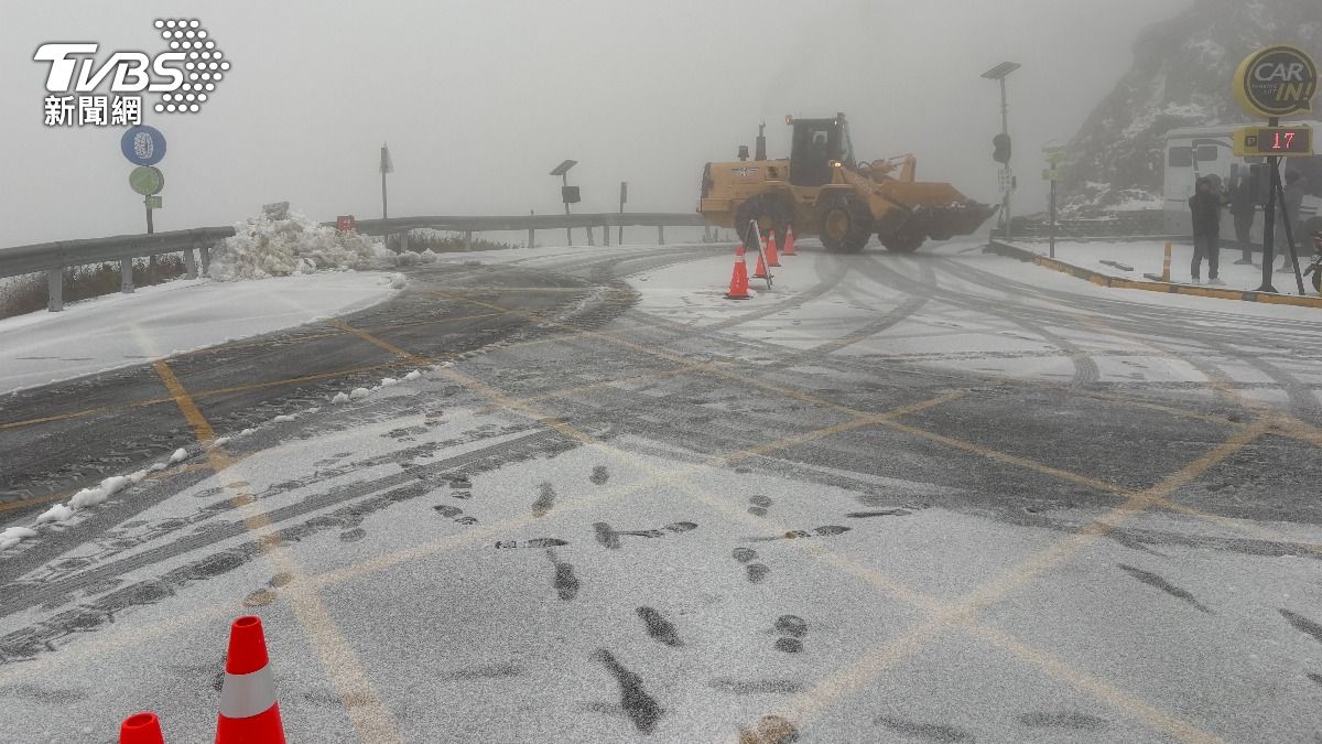 追雪族衝了！合歡山武嶺降下入冬初雪　-4度銀白世界來了