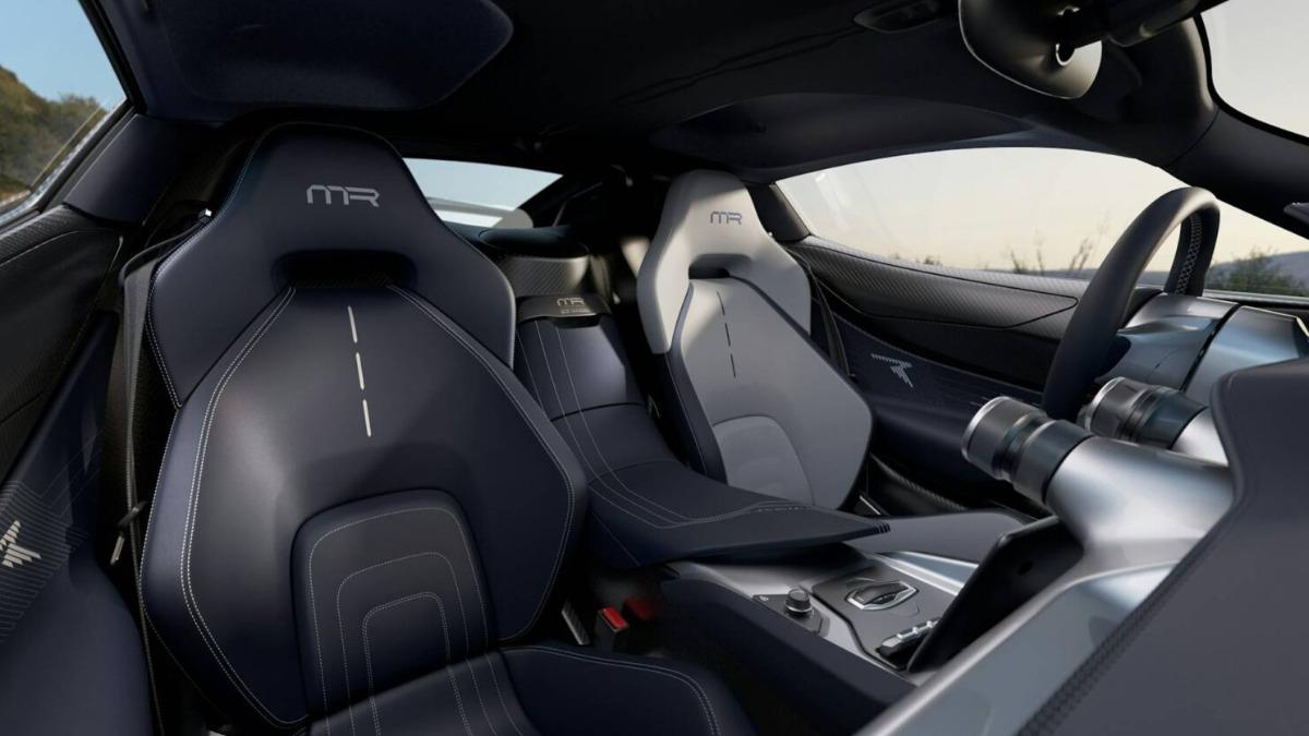 Nevera R Founder’s Edition內裝設有Mate Rimac姓名縮寫，並在車門飾板上設有Rimac三個關鍵歷史節點刺繡。（圖／Rimac）