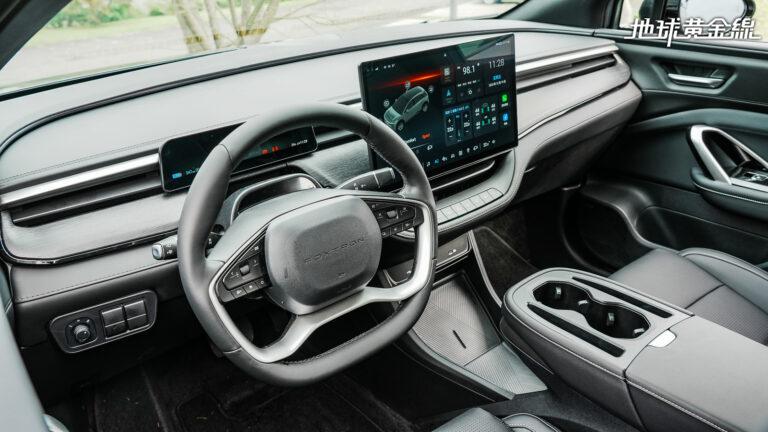 Bria車內設計結合傳統車廠新創電動車廠設計概念,方向機柱上的裝置為駕駛狀態監測系統感測器。(圖/地球黃金線)